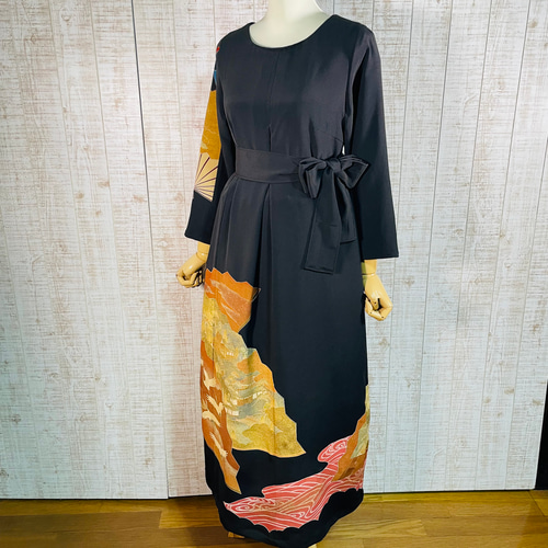 着物リメイク＊扇・鶴・家屋など古典柄刺繍正絹黒留袖ワンピース