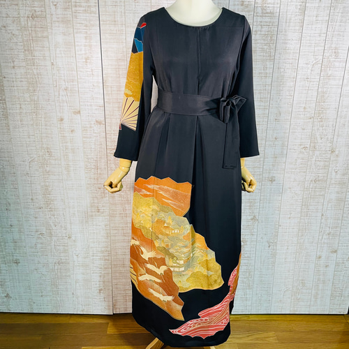 着物リメイク＊扇・鶴・家屋など古典柄刺繍正絹黒留袖ワンピース
