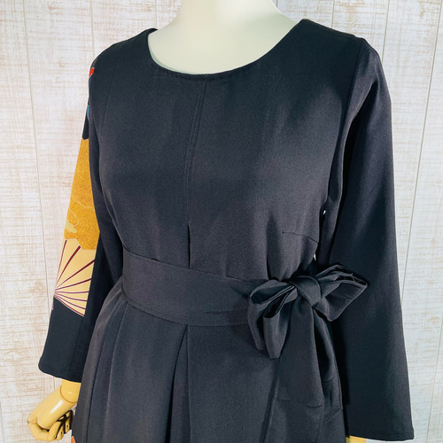 着物リメイク＊扇・鶴・家屋など古典柄刺繍正絹黒留袖ワンピース