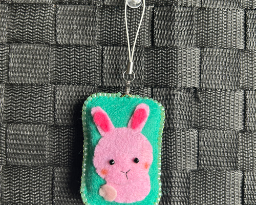 クッションキーホルダー、うさぎフリルフェルト Amazon.co.jp: うさぎのキーホルダー、ふわふわのうさぎの