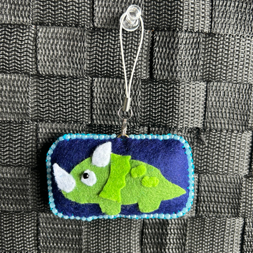 [専用　こり様]刺繍 フェルト チャーム ストラップ トリケラトプス キーホルダー フェルト ストラップ キーホルダー