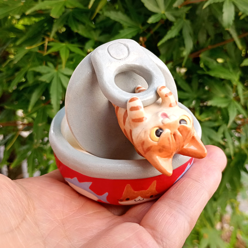 猫の顔の陶器製お菓子入れ 缶詰トラ猫怒り顔 小物入れ ネコ好き陶器 その他インテリア雑貨 工房