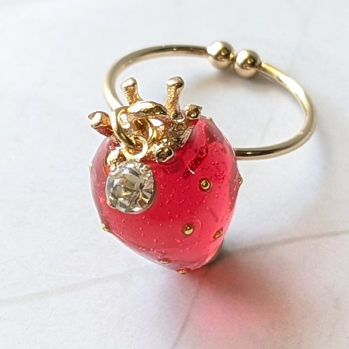 いちごリング 指輪・リング Kazupanda 通販 19298317｜Creema(クリーマ)