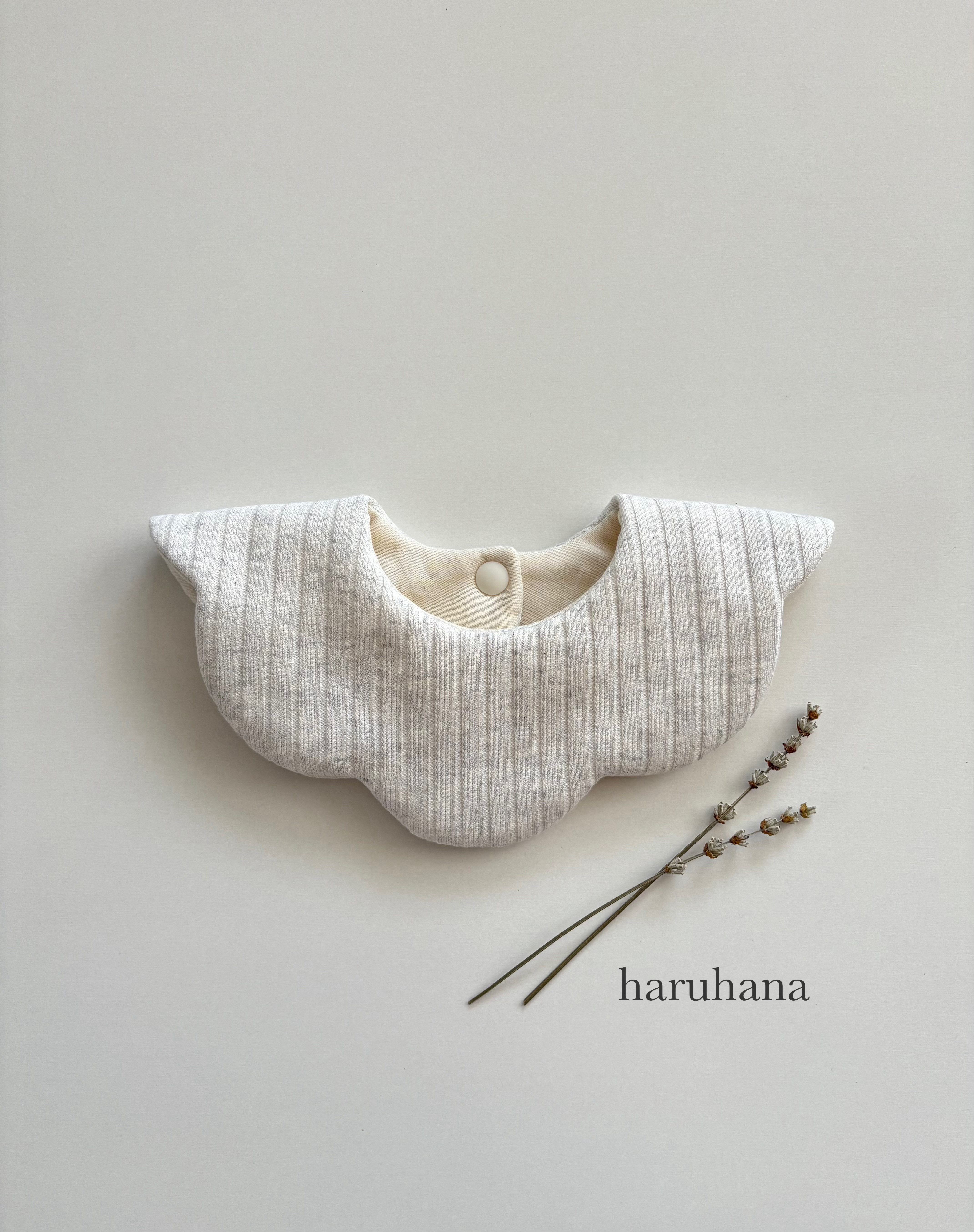 new⸝⋆】ふんわりニットの花びらスタイ✺杢生成り スタイ