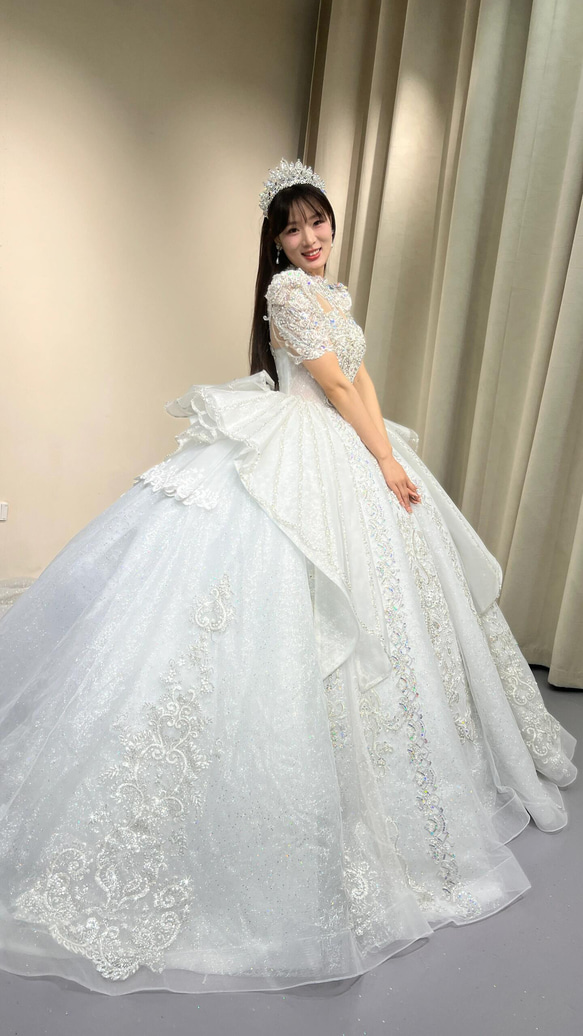 エレガントなホワイトウェディングドレス エレガントなホワイトウェディングドレス