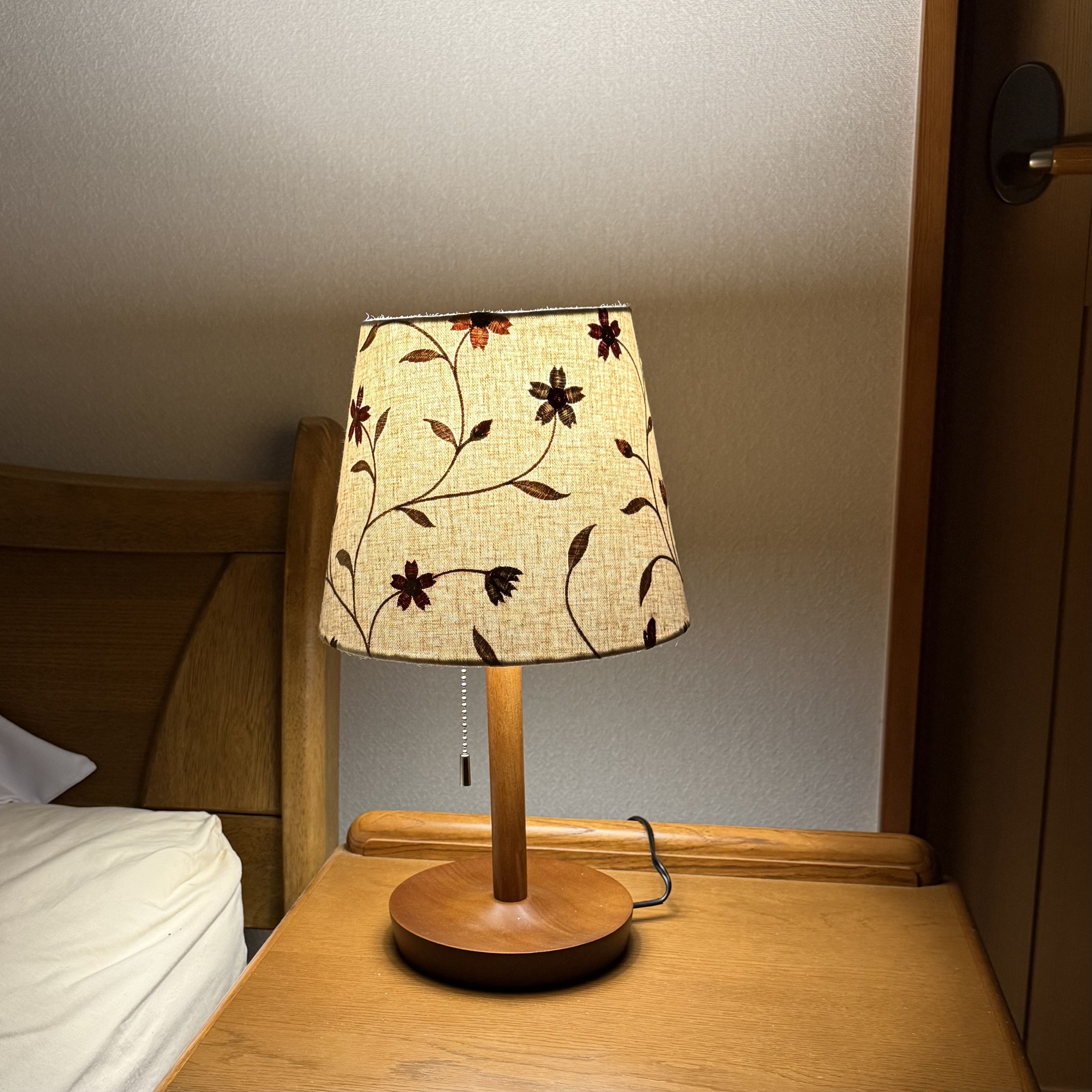 刺繍が美しいテーブルスタンド　（LEDライト付き）