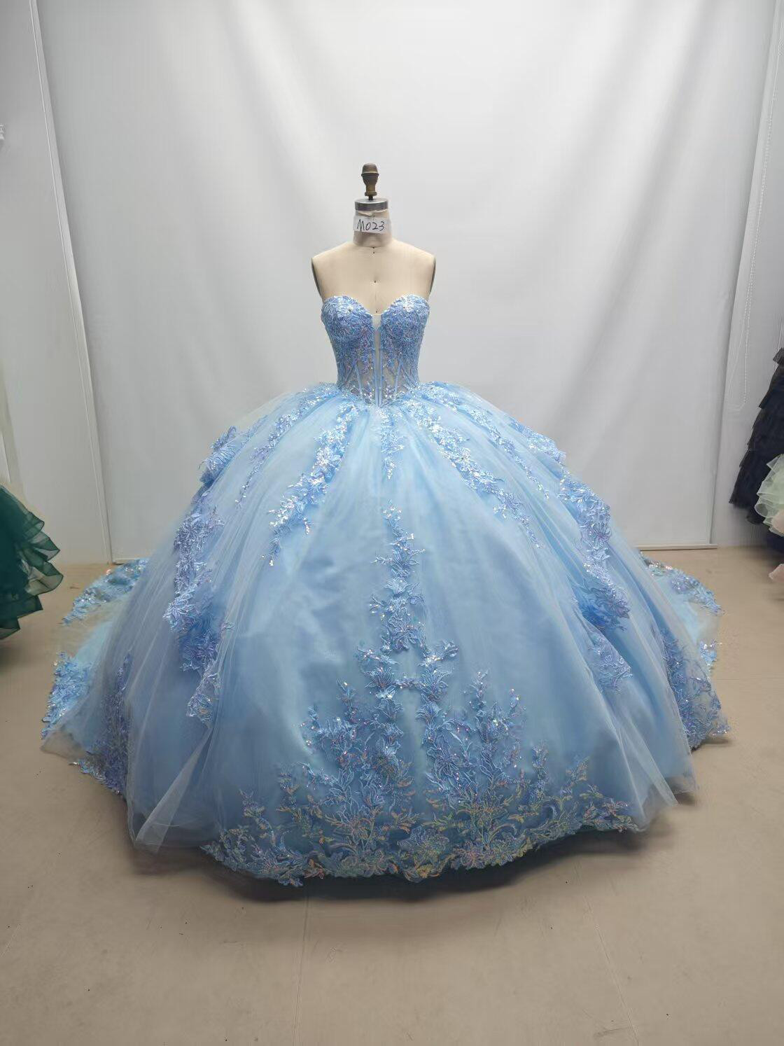 純粋な美しさ　ブルー　花レース　可憐な刺繍　チューブトップ　細見えシルエット　プリンセスライン　カラードレス　前撮り披露