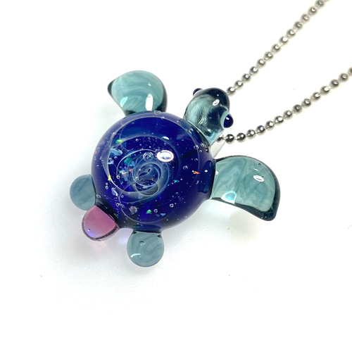 ハンドメイド　ガラス細工 ネックレス　ウミガメデザイン 銀河を泳ぐ海亀（ホヌ）ペンダント（ホライゾンブルー）#HN-7 ガラス