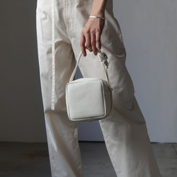 イタリアン・SNOW-WHITE・キューブポシェット◎２WAY機能・内装キーホルダー付き・軽いです 12枚目の画像