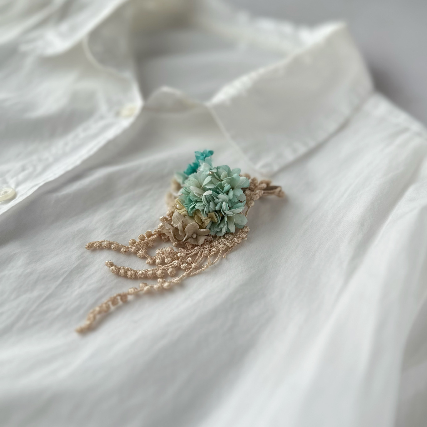 空色のミニコサージュ