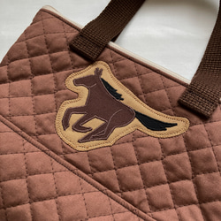 走る馬の持ち手付きポーチ 3枚目の画像