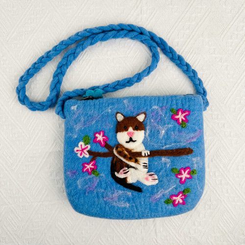 羊毛フェルトのアライグマの花のショルダーバッグ、肩ひもを編んで