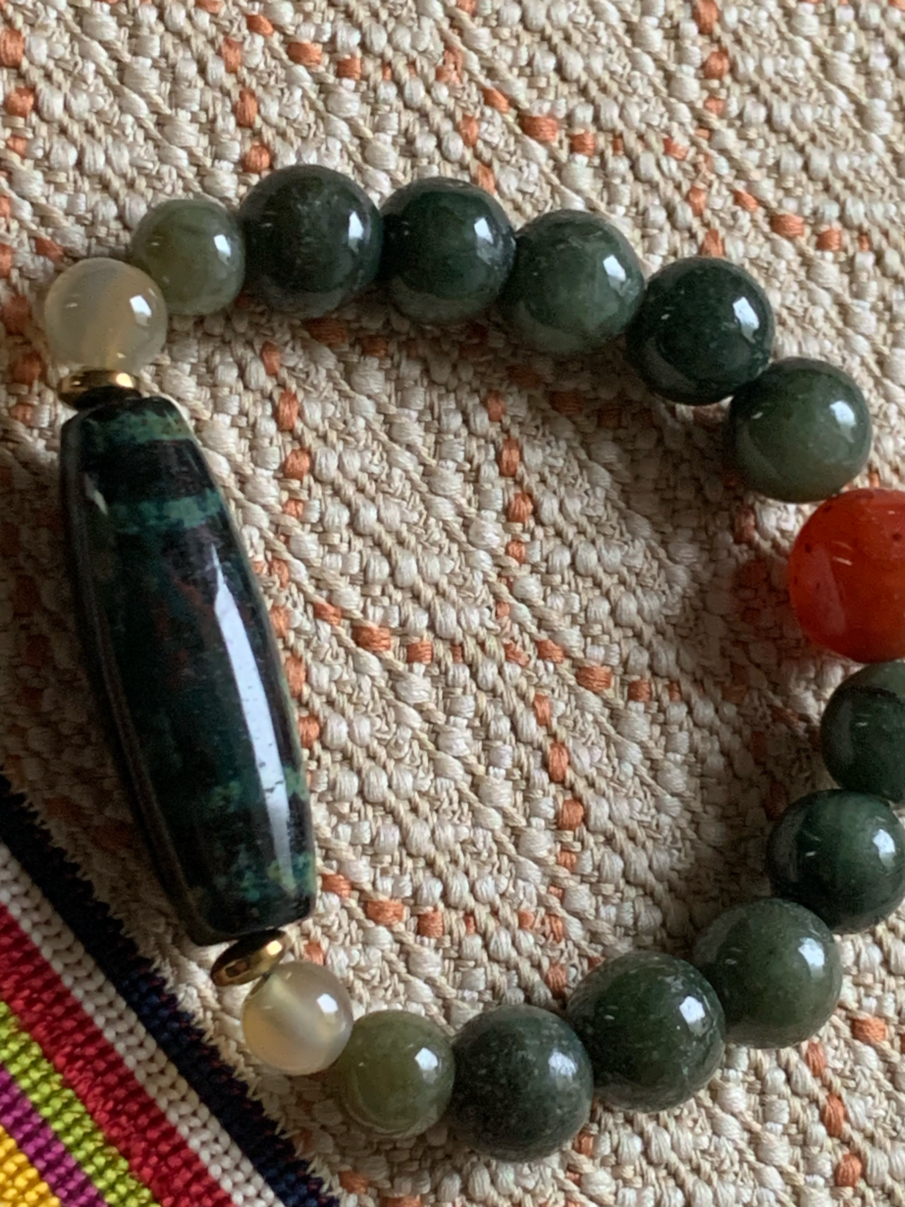強いパワーを秘める朱砂入り天地天珠と深濃黒緑色のミャンマー翡翠、インド瑪瑙のブレスレット