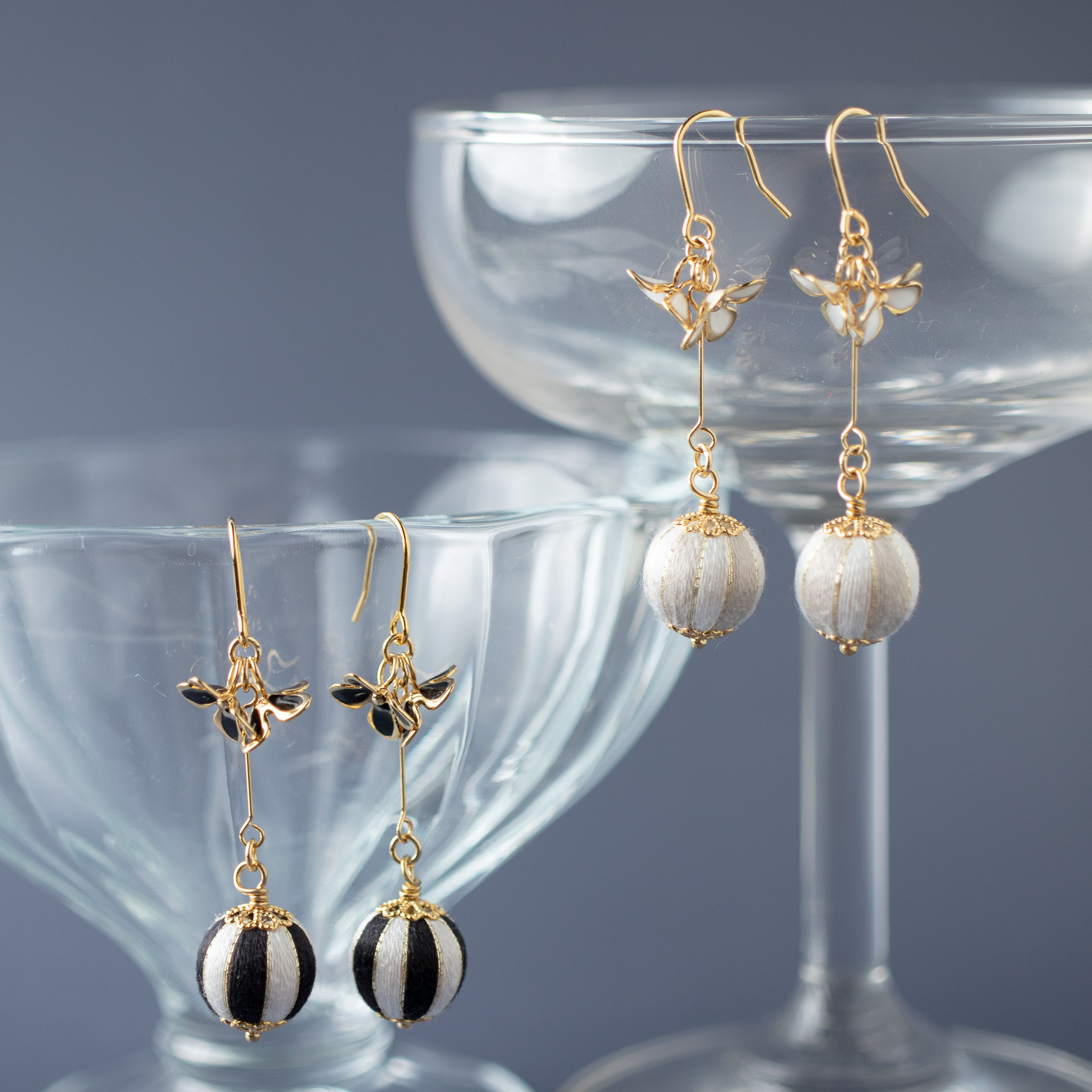 凛花-mono-　刺繍糸で作る、モノトーンのお花のピアス・イヤリング