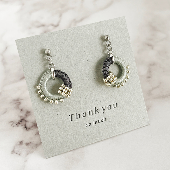 【色糸×ラメ糸＊リングスイングピアスorイヤリング＊ライトグレー・シルバー】 1枚目の画像