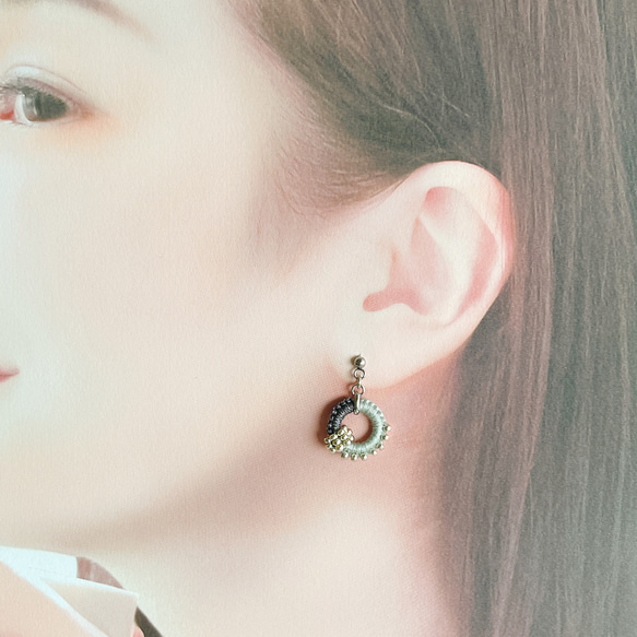 【色糸×ラメ糸＊リングスイングピアスorイヤリング＊ライトグレー・シルバー】 5枚目の画像