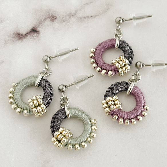 【色糸×ラメ糸＊リングスイングピアスorイヤリング＊ライトグレー・シルバー】 4枚目の画像