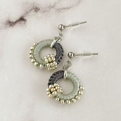 【色糸×ラメ糸＊リングスイングピアスorイヤリング＊ライトグレー・シルバー】 3枚目の画像