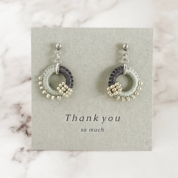 【色糸×ラメ糸＊リングスイングピアスorイヤリング＊ライトグレー・シルバー】 2枚目の画像