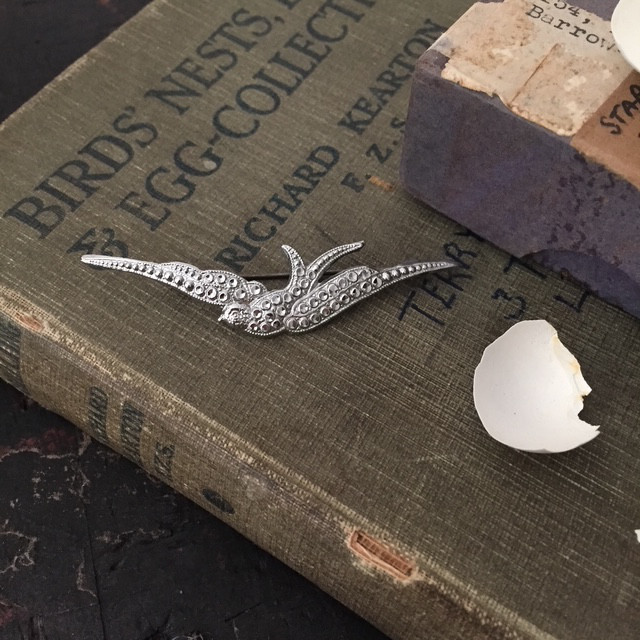 アンティークバードブローチ　鳥ブローチ 　オールドプラステッック　鳥モチーフ　アクセサリーお出かけ