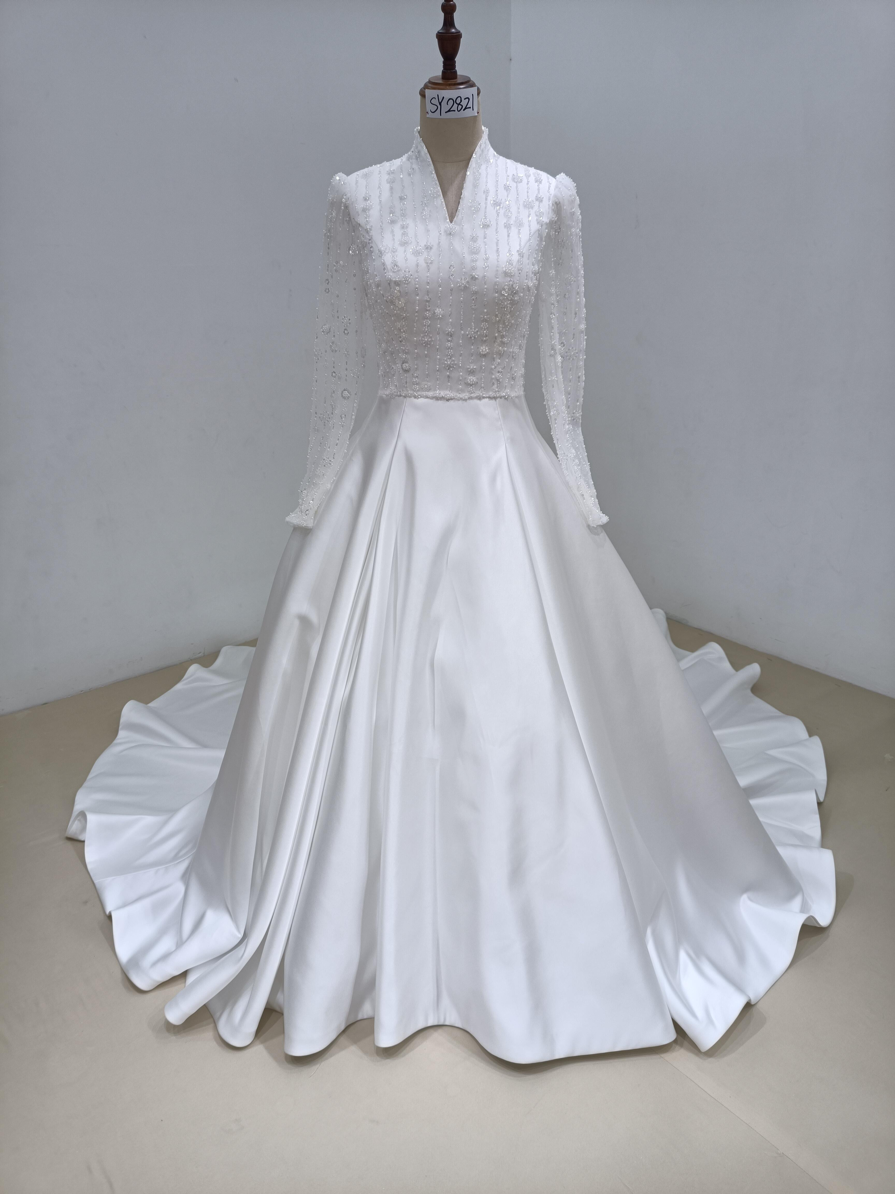 美品　白　ビール　優雅　エレガント　細見えシルエット　長袖　ホワイト　高級サテン　くるみボタン　二次会前撮り衣装ステージ