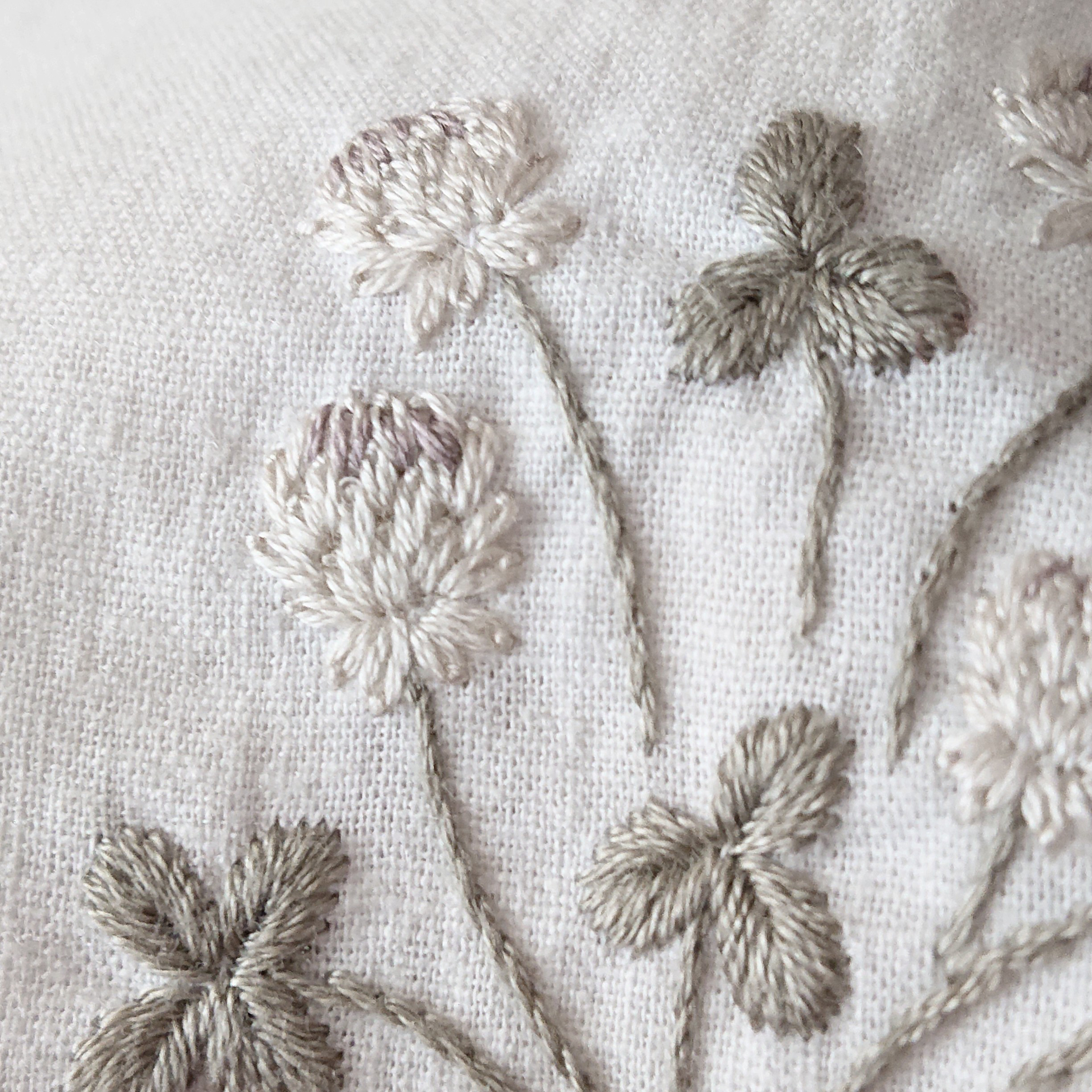 手刺繍つけ襟【しろつめ草の花束】子ども用フリーサイズ