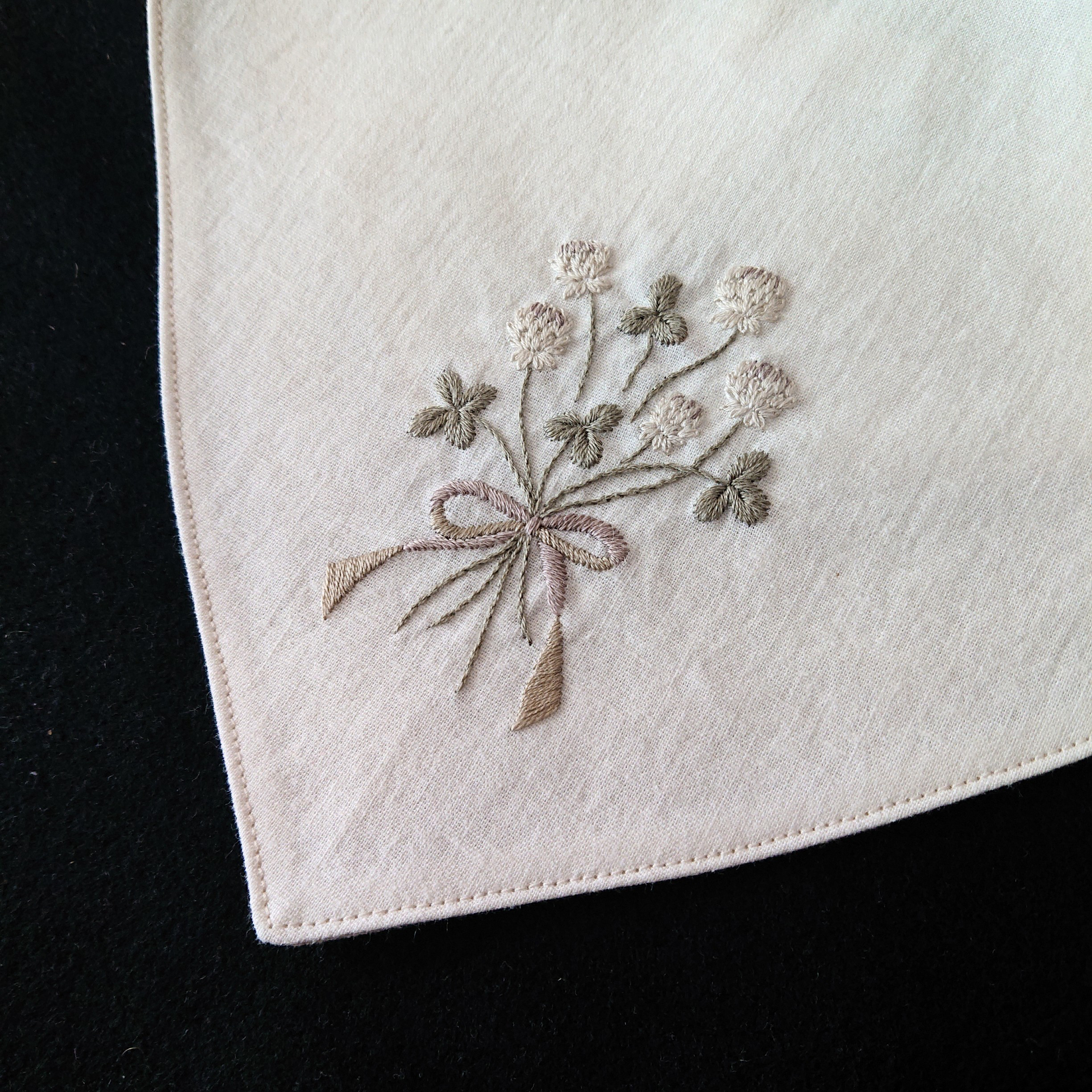 手刺繍つけ襟【しろつめ草の花束】子ども用フリーサイズ