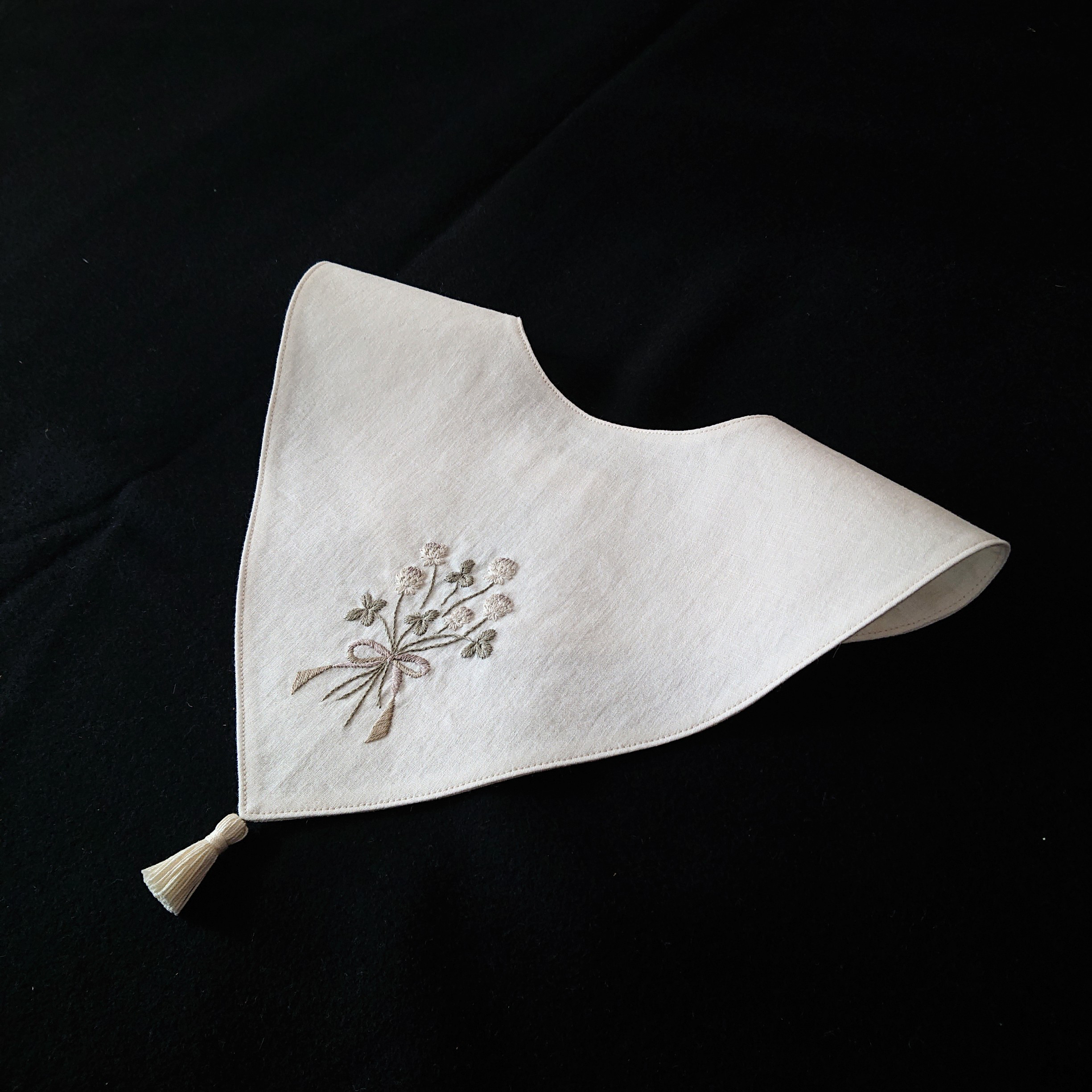 手刺繍つけ襟【しろつめ草の花束】子ども用フリーサイズ