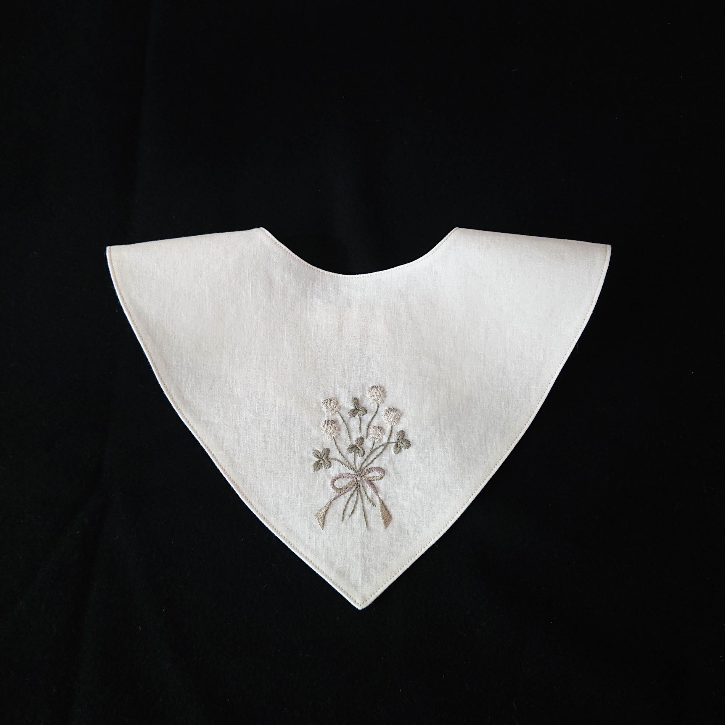 手刺繍つけ襟【しろつめ草の花束】子ども用フリーサイズ