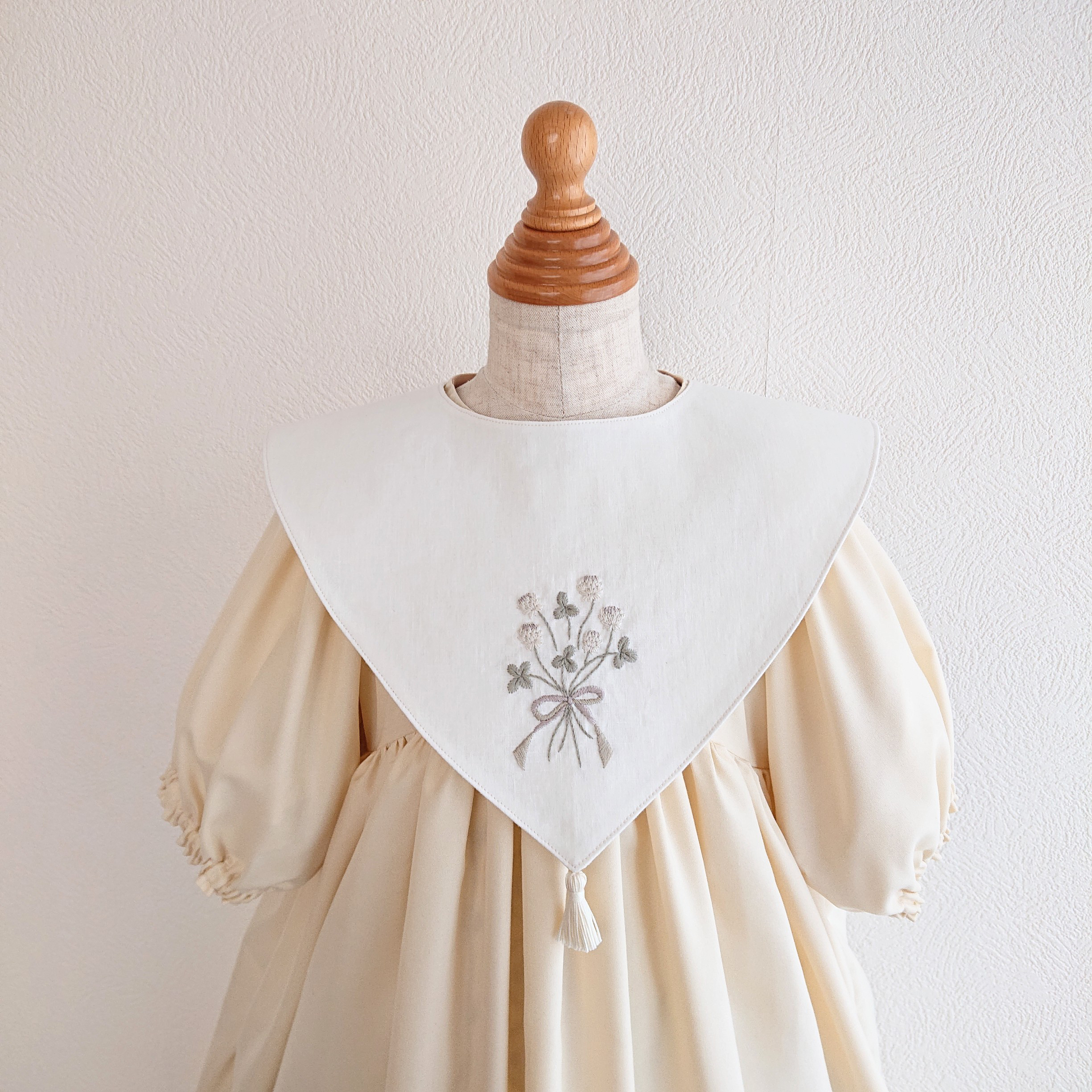 手刺繍つけ襟【しろつめ草の花束】子ども用フリーサイズ