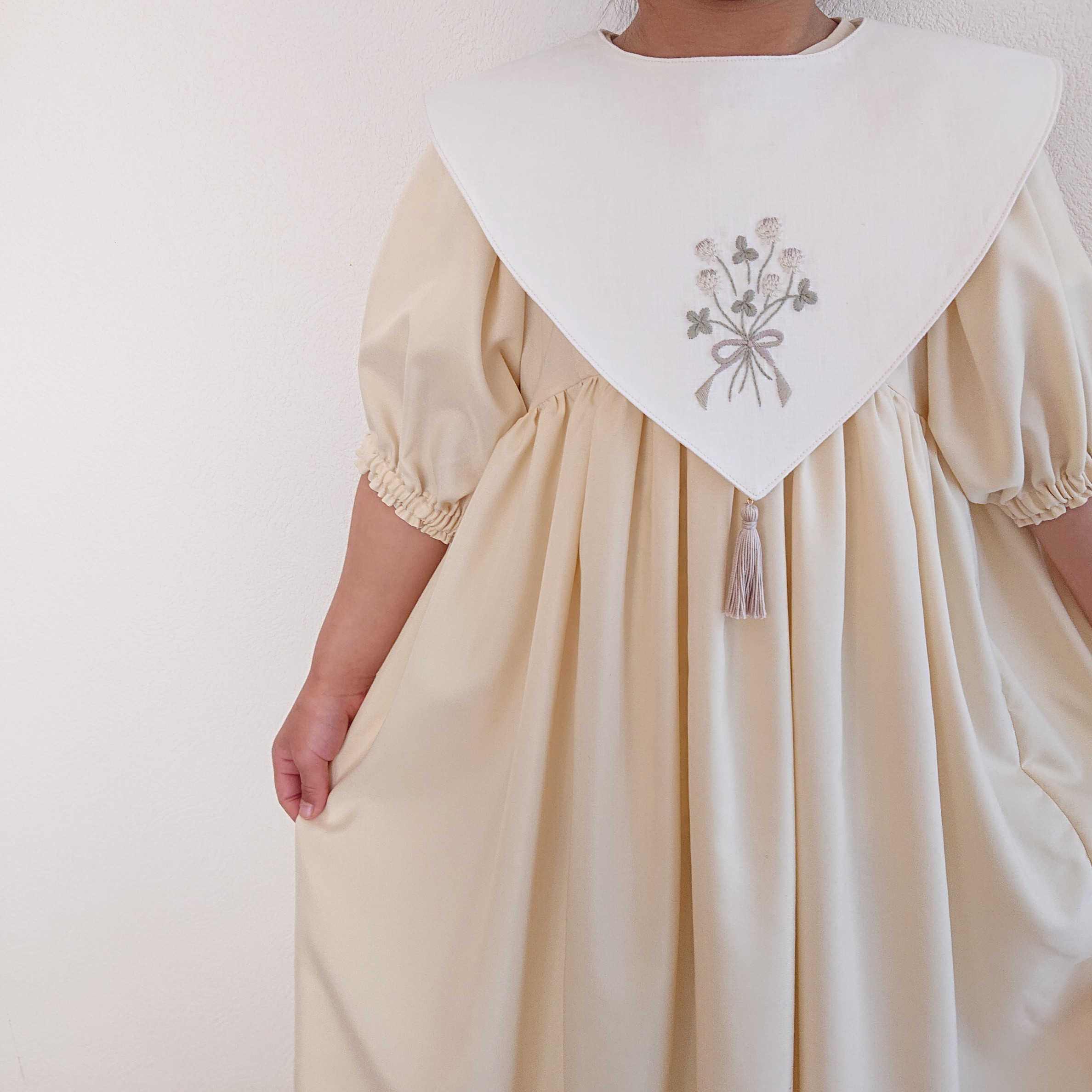 手刺繍つけ襟【しろつめ草の花束】子ども用フリーサイズ