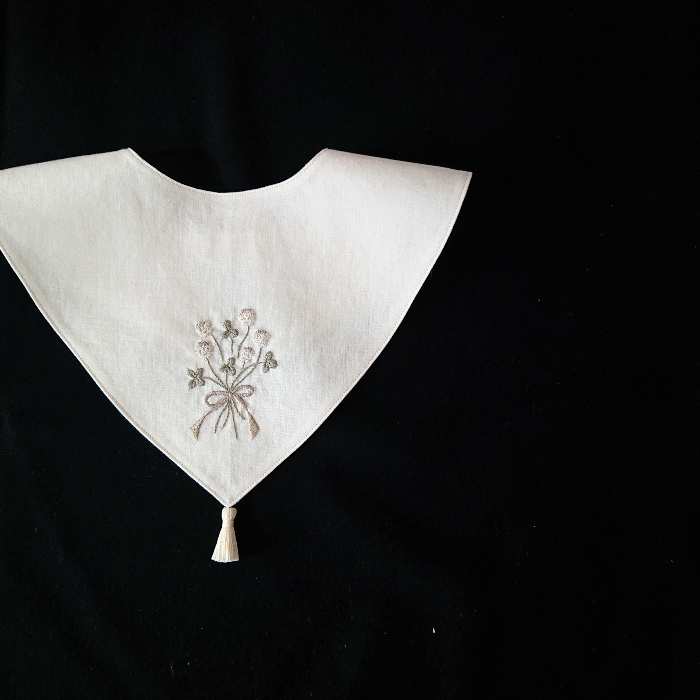 手刺繍つけ襟【しろつめ草の花束】子ども用フリーサイズ