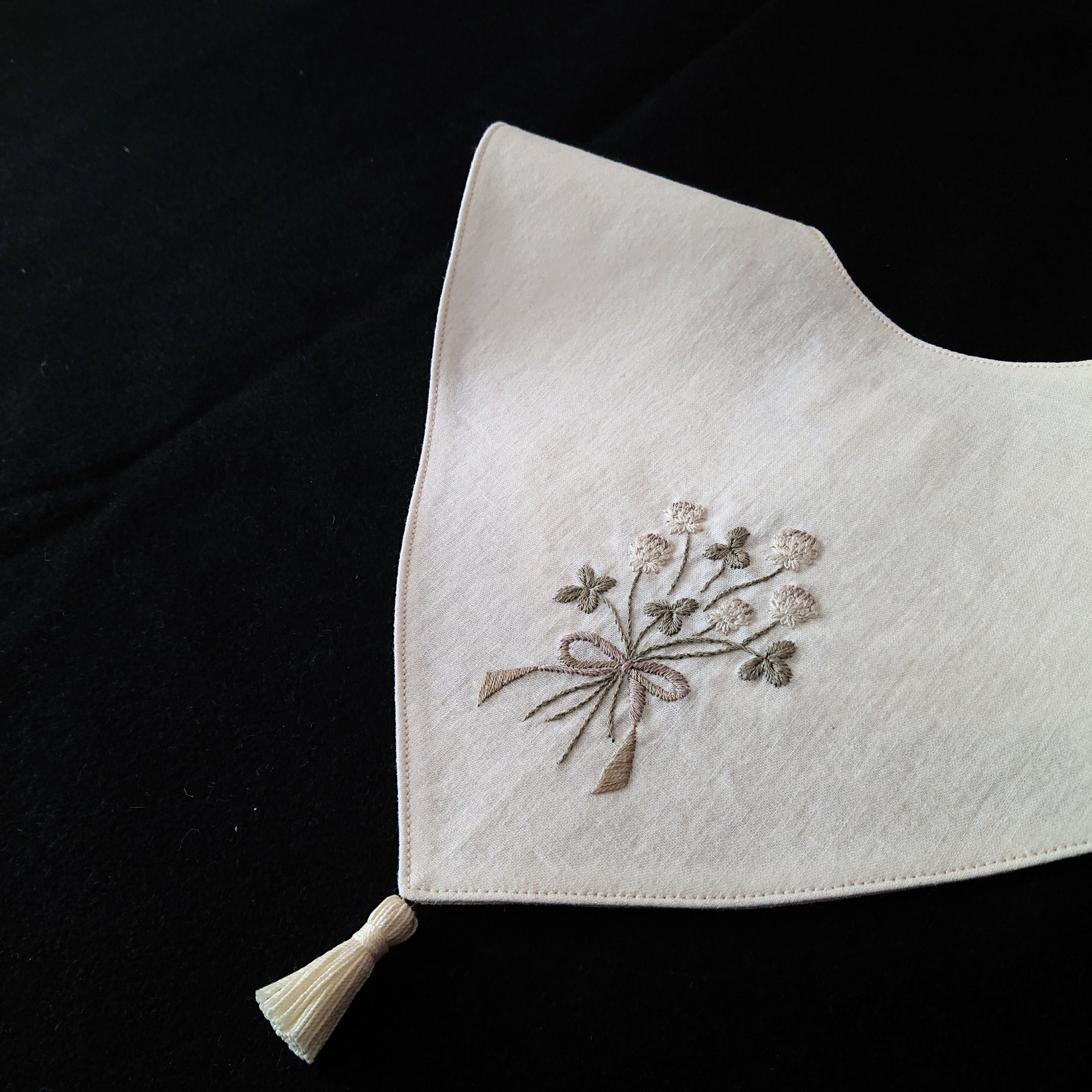 手刺繍つけ襟【しろつめ草の花束】子ども用フリーサイズ