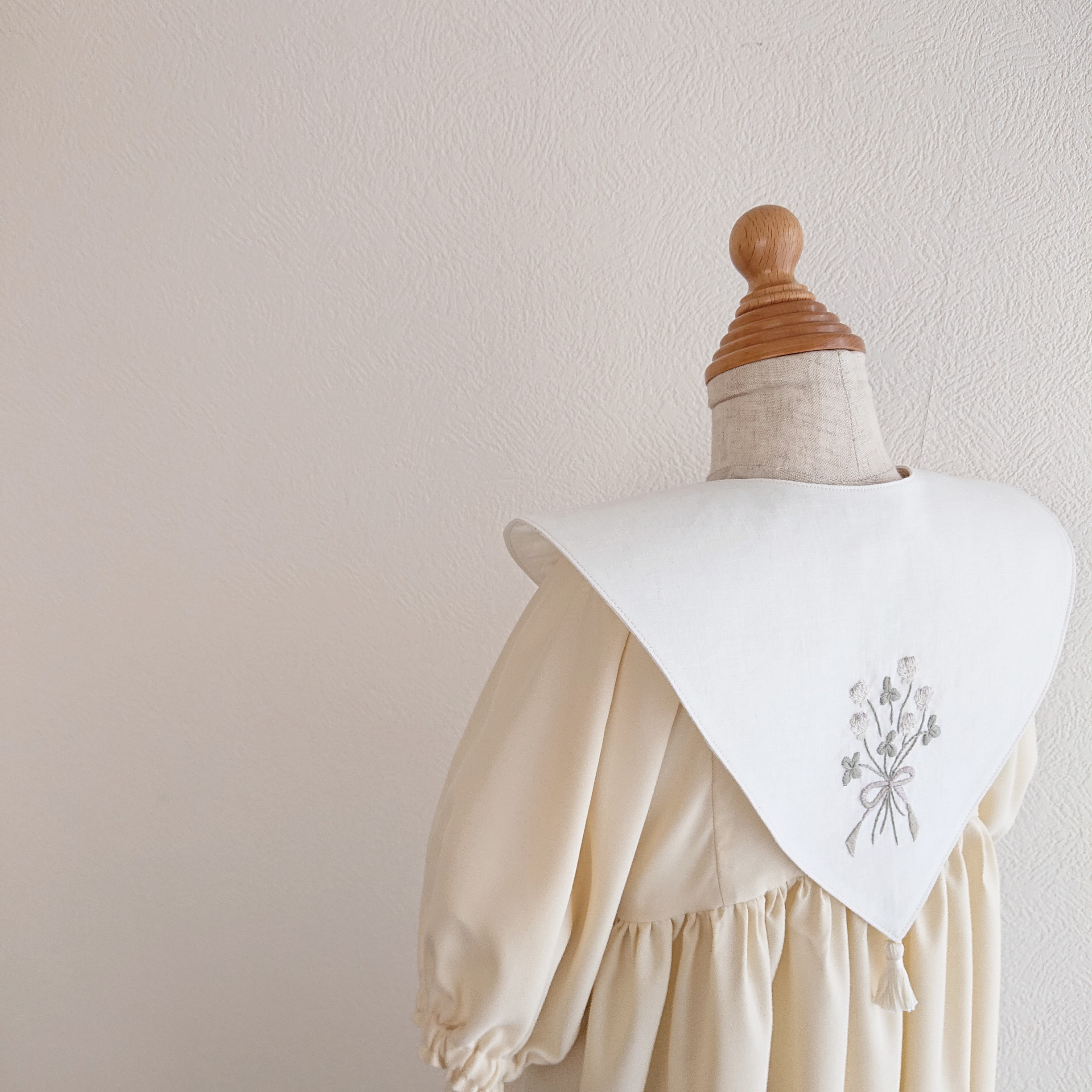 手刺繍つけ襟【しろつめ草の花束】子ども用フリーサイズ