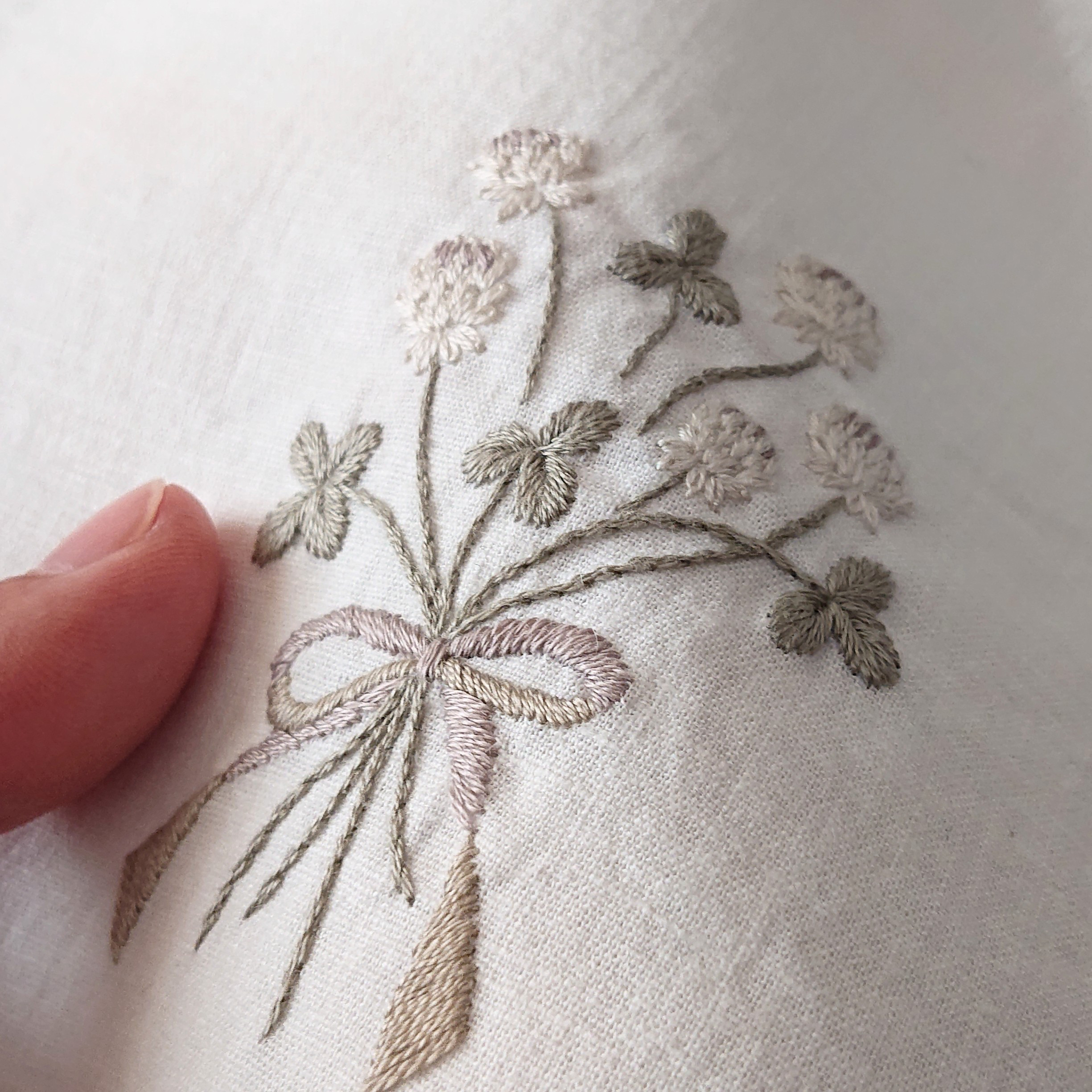 手刺繍つけ襟【しろつめ草の花束】子ども用フリーサイズ