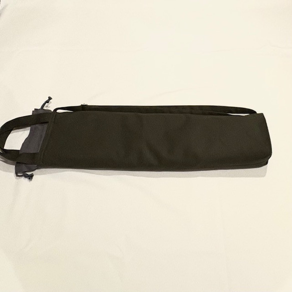 譜面台ケース（カーキグリーン）〜持ち手付、肩紐付の譜面台バッグ〜　厚めキルト芯入りなので譜面台を守ってくれる♡ 2枚目の画像