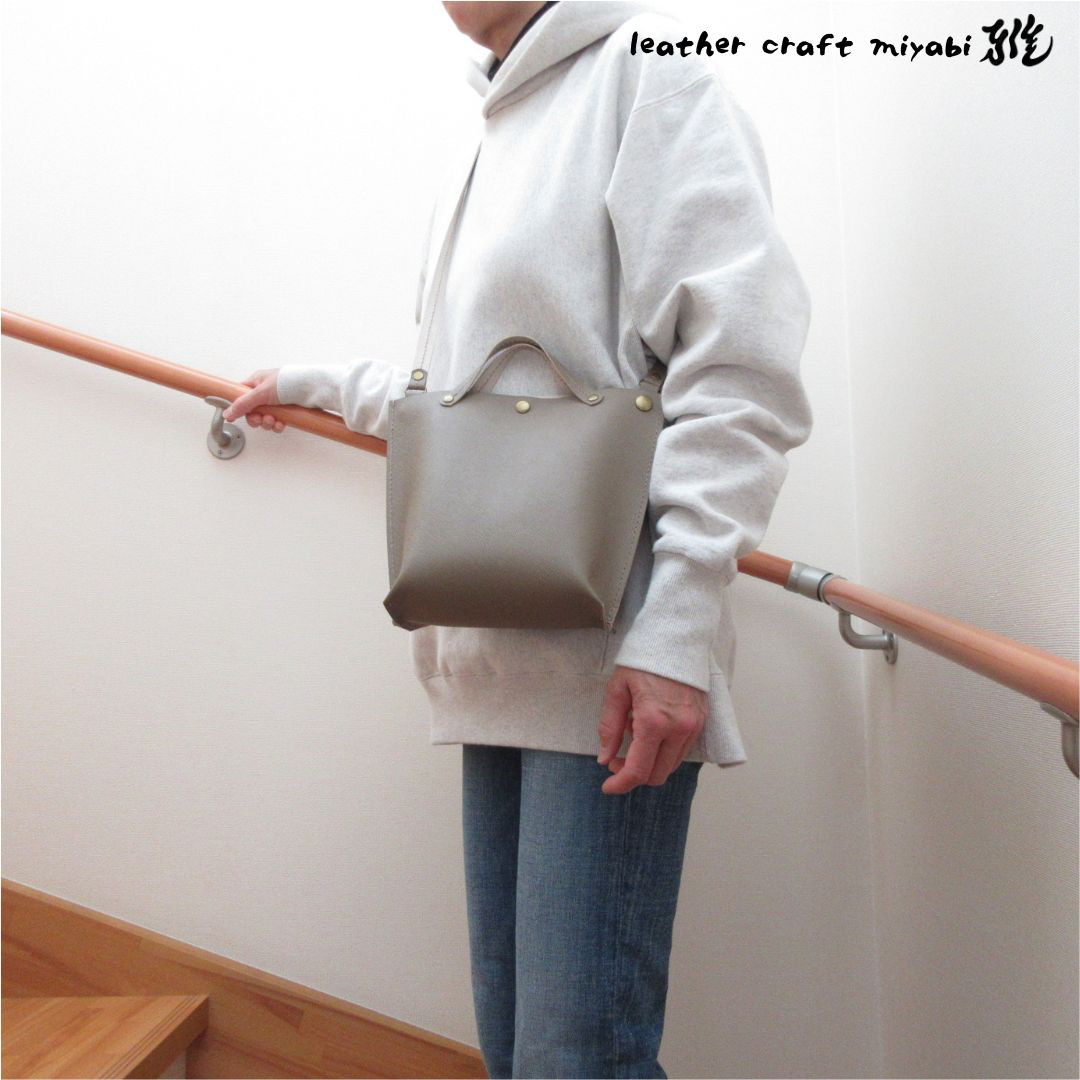 サックっと持てる♪《牛革》２WAYショルダーバッグ・マイクロシュリンク・ベージュ・0152【Creema限定・母の日】