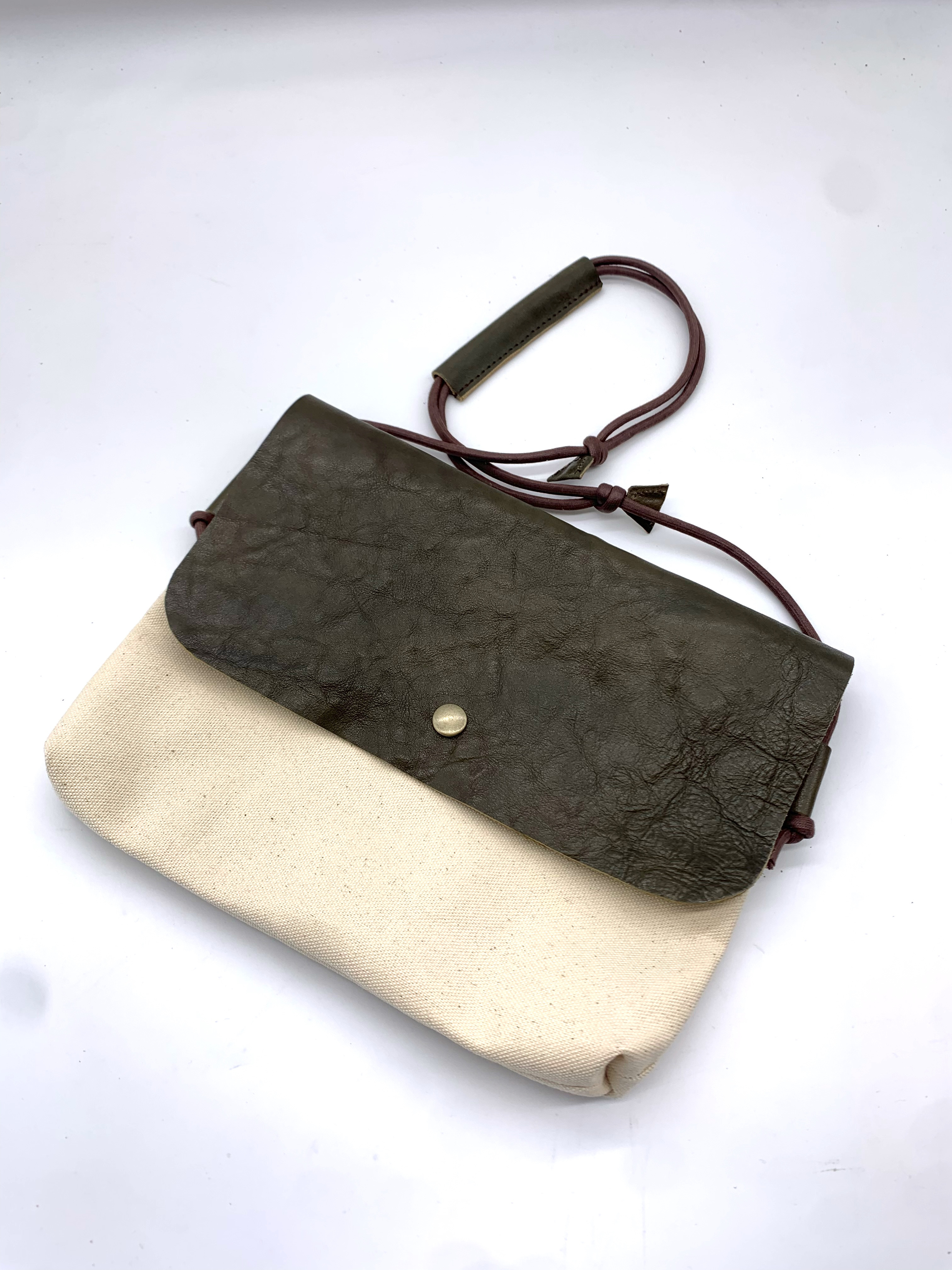 【日本製】栃木レザーと倉敷帆布使用　肩掛けレース長さ調節可能なサコッシュ　カーキ