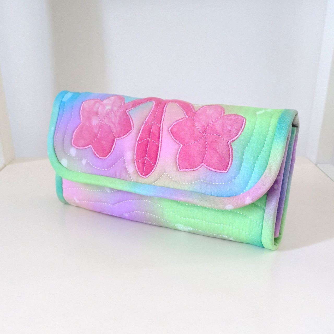 プルメリアのハワイアンキルト長財布　レインボーカラー（ピンクonグリーン系マーブル）
