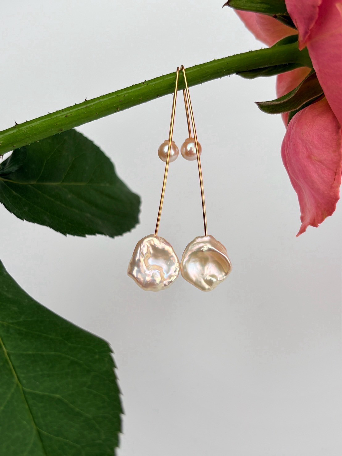 【15％OFF】:【1点もの】高品質　ペタルパールのロングフックピアス＆パールキャッチ