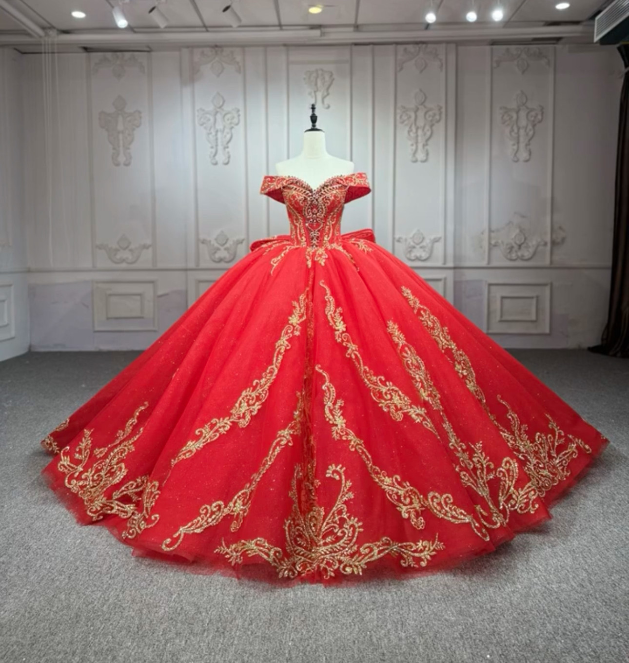 王道派　女王派　レッド赤　金色刺繍　オフショルダー　目立つ　コンテスト演奏会音楽会　二の腕を隠せる　プリンセスライン挙式