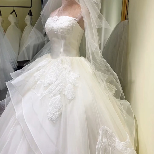 美品 チューブトップ ホワイト ソフトチュール 小枝刺繍 高級感