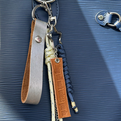 レザーストラップとパラコード じゃらじゃらバッグチャーム バッグ