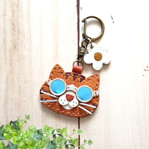 サングラス猫のレザーチャーム キーホルダー 茶白トラ猫 バッグ