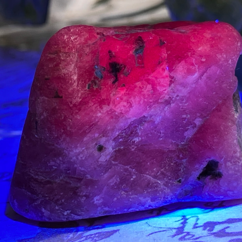 ルビー 紅玉 ラフストーン 原石 コランダム 蛍光鉱物 その他置物 東洋