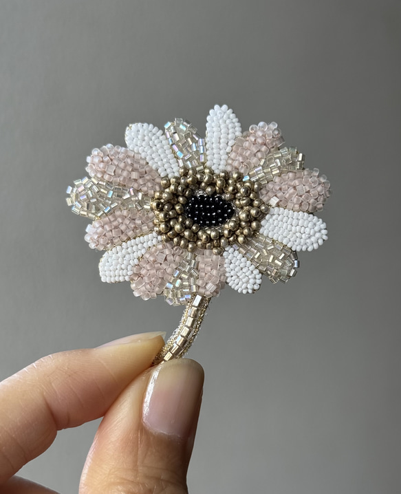 ガーベラブローチ　オートクチュールビーズ刺繍 1枚目の画像