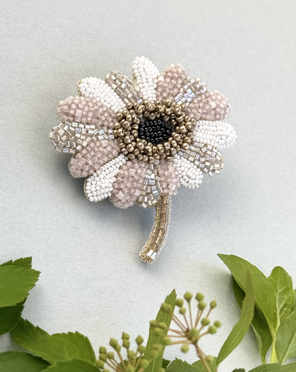 ガーベラブローチ　オートクチュールビーズ刺繍 3枚目の画像