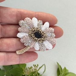 ガーベラブローチ　オートクチュールビーズ刺繍 4枚目の画像