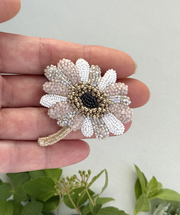 ガーベラブローチ　オートクチュールビーズ刺繍 4枚目の画像