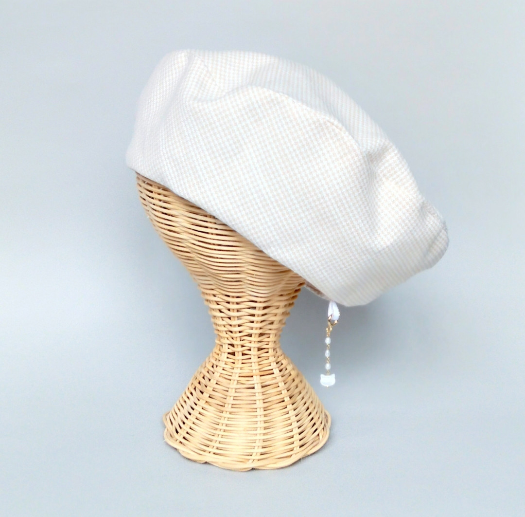 優しいアイボリーベレー帽　チャームが付けられる　帽子　オーダーメイド　春　夏　秋　日差し避け　紫外線対策　プレゼント